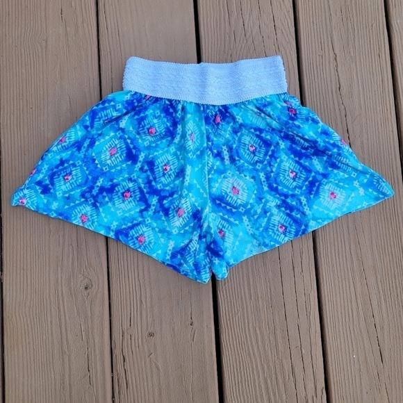 3/$15 Derek Heart Girl's Blue Geo Flowy Shorts - Picture 2 of 6